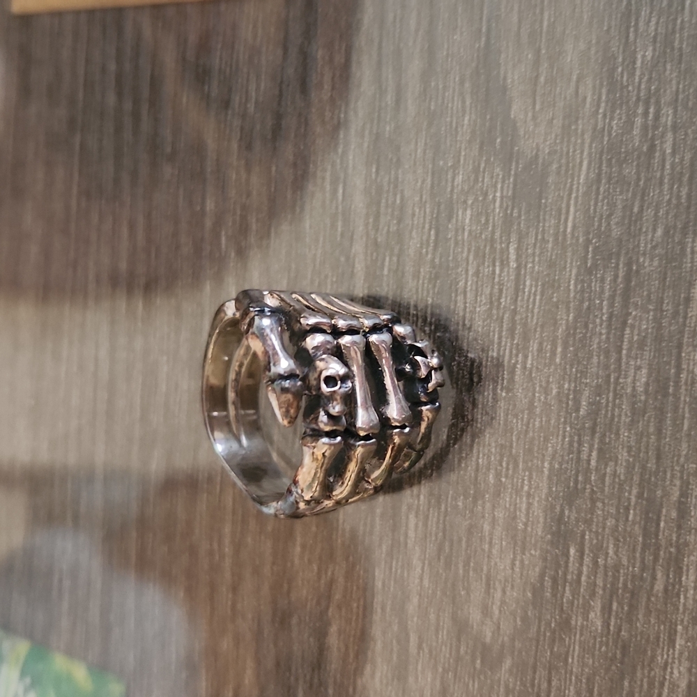 Beautiful sterling silver skeleton gand wrap around ring